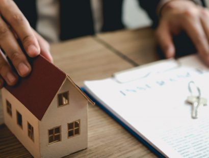 real-estate-agent-discussion-about-signing-on-pape-6EJBHKG (1) real-estate-agent-discussion-about-signing-on-pape-6EJBHKG (1)